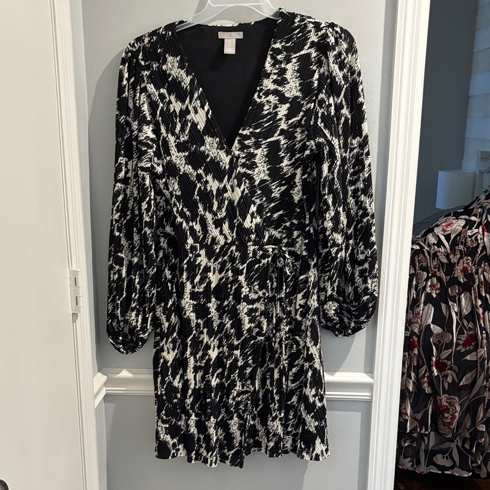 H&M Black and White Long Sleeve Dress